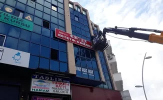 Marmaris'te cephe tabela montajı